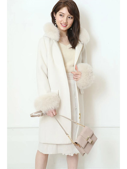 驚くばかり白 コート ファー付き 人気のファッショントレンド