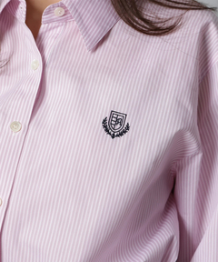 Apuweiser-riche(アプワイザー・リッシェ) |エンブレム刺繍シャツブラウス