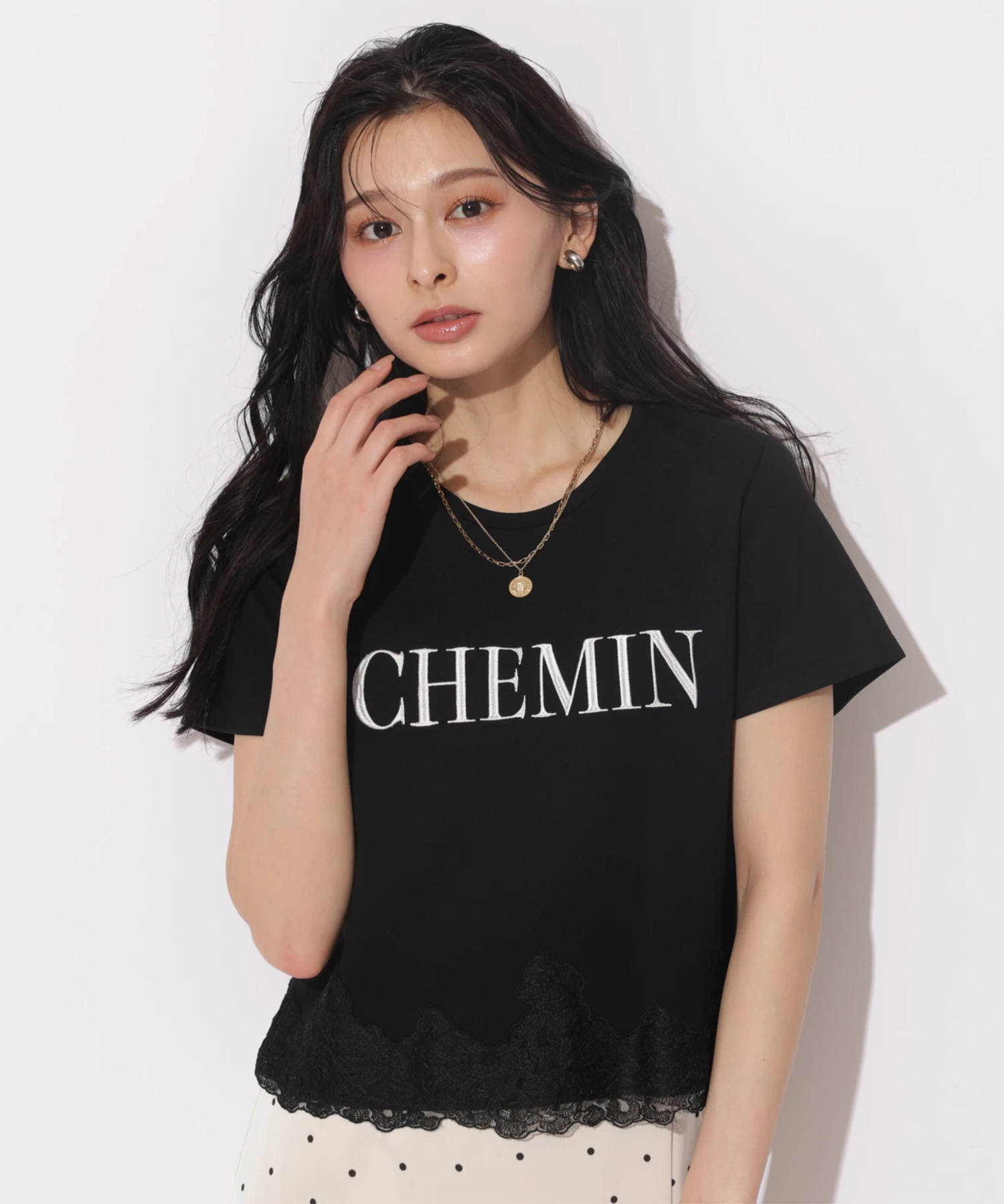新品タグ付 Apuweiser-riche ビジュー付ロゴTシャツ Apuweiser-riche（アプワイザーリッシェ）の「グリッタービジューロゴ