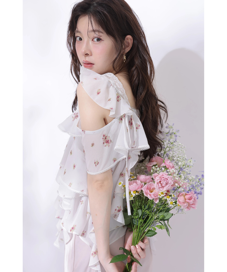 Rirandture　ローズブーケフリルトップス　オフ白 店舗限定》〈DILIGENCE PARLOURコラボ〉ローズブーケフリルトップス