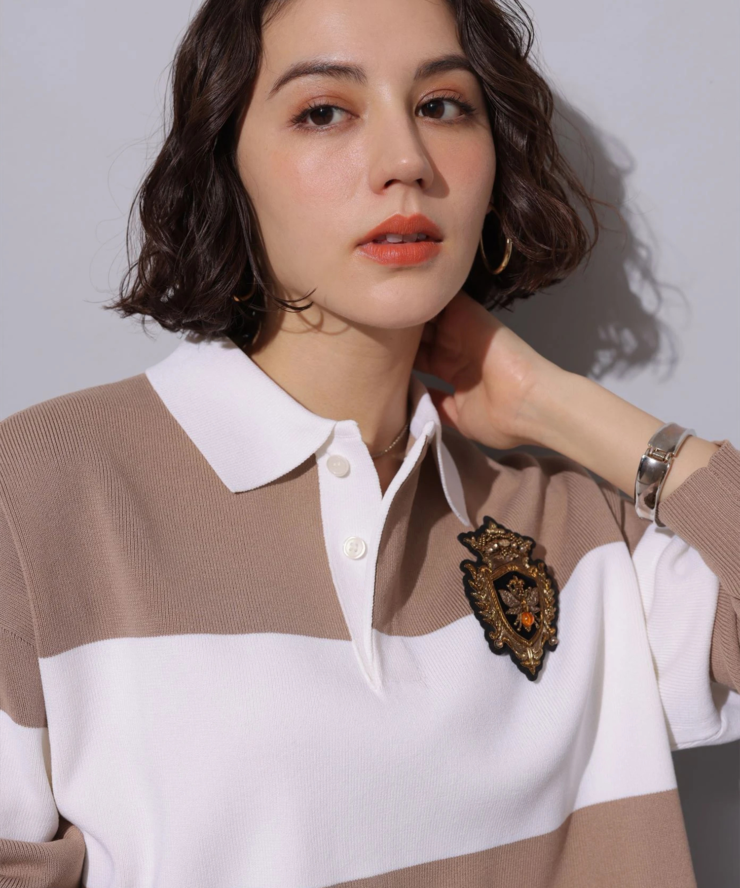 新品　Arpege story エンブレムブローチ付配色ニットジャケット エンブレムブローチ付配色ニットジャケット✴︎白✴︎サイズM