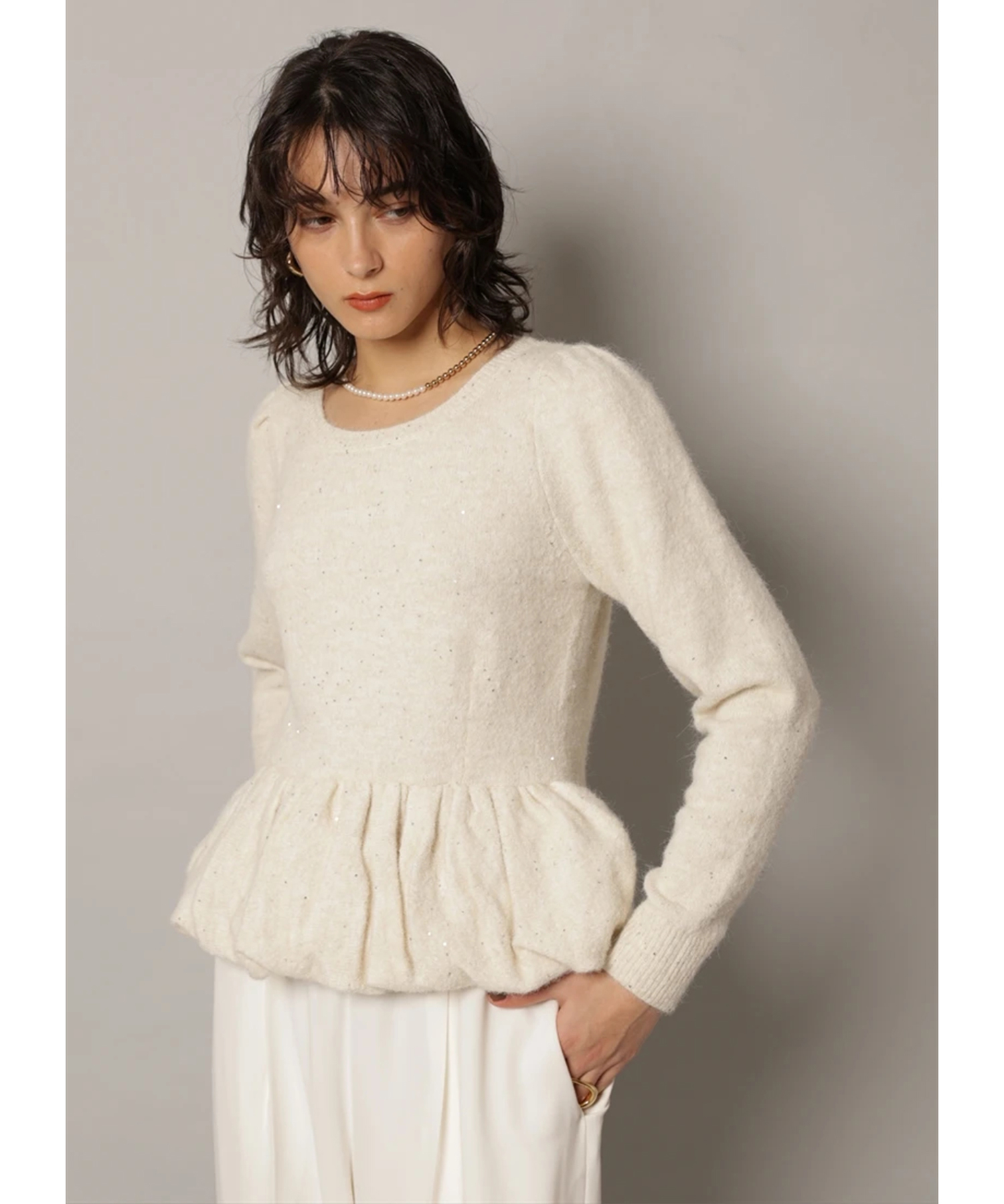 【新品】CADUNE オフショルペプラムニット 定価23,100円 CADUNE（カデュネ）の「オフショルペプラムニット（ニット/セーター